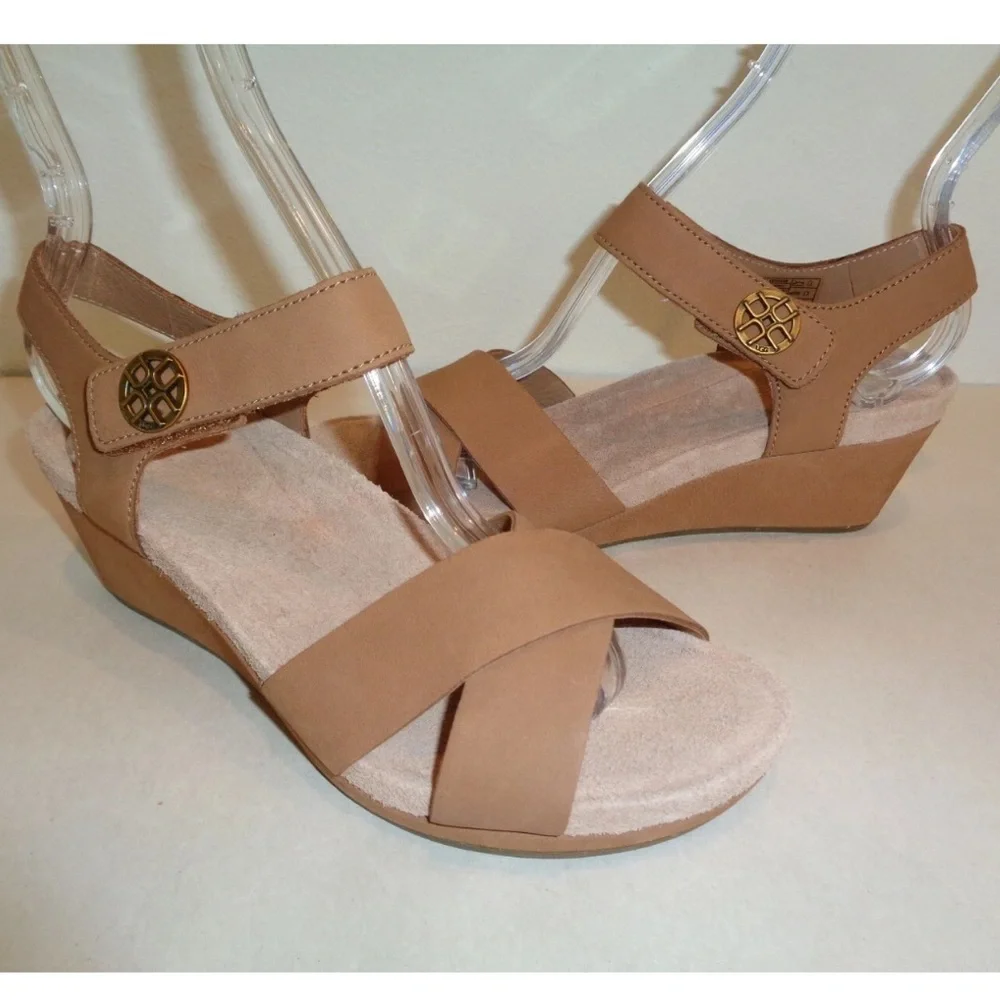 NWOB UGG Australia VEVA Chestnut Leather Wedge Heel Sandals Womens Shoes Size 8